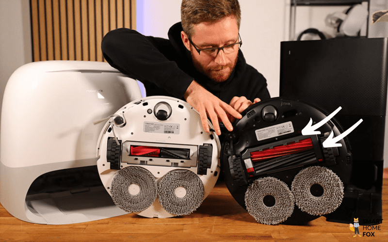 Die Doppelbürsten und das Kammsystem des Roborock Qrevo Slim vs. Qrevo Curv sind an der unterseite zu sehen.